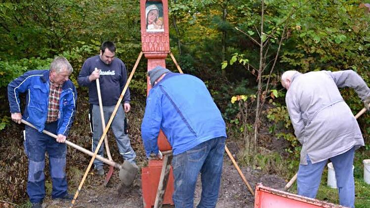 Mit vereinten Kräften stellten Mitglieder des Haßbergvereins Jesserndorf den Bildstock "Rote Marter" in der Nähe der Roten Marter bei Bühl auf. Foto: Friedrich Roth