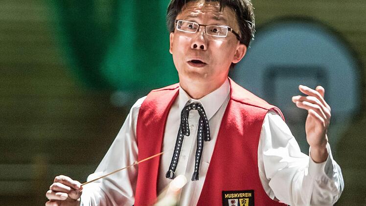Daxi Pan dirigiert den Musikverein Rödental.Foto: Jochen Berger
