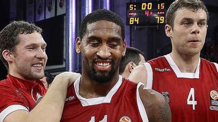 Janis Strelnieks (l.) gratuliert Brad Wanamaker zu dessen Glanzleistung; rechts Nicolo Melli, der 13 Rebounds schnappte. Fotos: sportpress