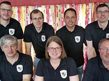 Der Vorstand: Kassier Klaus Schumm, Schriftführerin Katharina Klug und Vorsitzender Norbert Schneider, stellvertretender Vorsitzender Florian Leimbach, stellvertretender Schriftführer Christian Hergenröder, Kassier Wilfried Helfrich und Dirigent Andreas Schumm. Foto: Evelyn Schneider