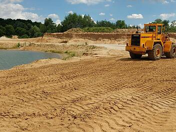 An den Baggerseen wird gearbeitet. Die Baggerseen sind deshalb nicht als Erholungsgebiet zu sehen. Foto: Martin Rehm