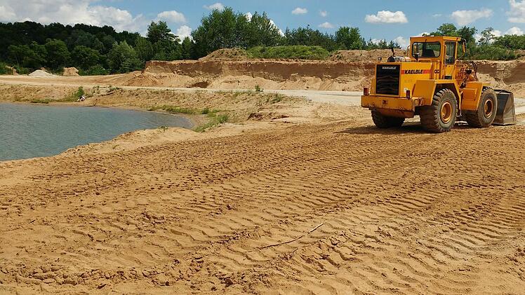An den Baggerseen wird gearbeitet. Die Baggerseen sind deshalb nicht als Erholungsgebiet zu sehen. Foto: Martin Rehm