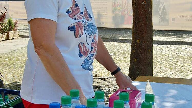 Sie hatte den besten Platz: Getränkeverkäuferin Hedi Schreiner. Foto: Sigismund von Dobschütz