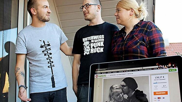 WG-Mitbewohner Maximilian Autenrieth fackelte nicht lange, um seinen beiden Freunden zu helfen. Gemeinsam mit Trauzeugin Fenja Lehner sammelt er über eine Onlineplattform Geld für das Brautkleid von Anna Böhm. Aktuell sind es schon 245,01 Euro.  Foto: Lisa Kieslinger