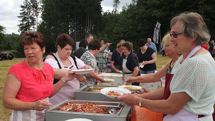 Die Frauen aus Schönbrunn boten dann das Eintopfgericht "Luthers Allerlei", das lecker schmeckte und sehr gelobt wurde.Foto: Günther Geiling
