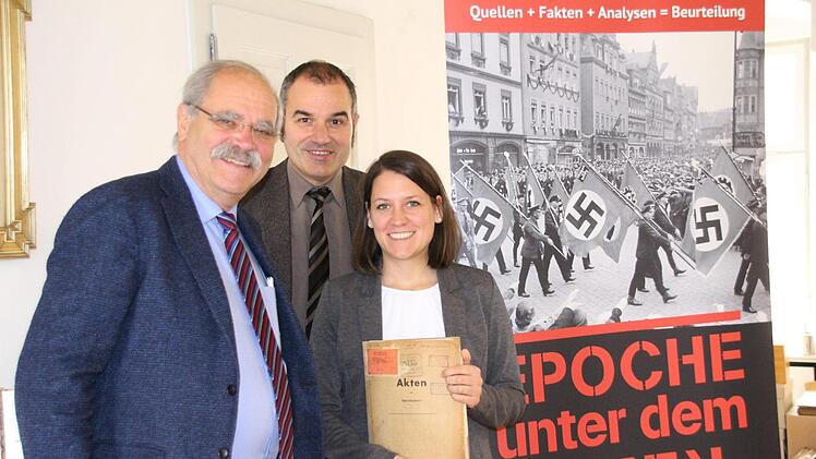 Professor Gert Melville, VHS-Geschäftsführer Rainer Maier und Historikerin Eva Karl (von links). Foto: Simone Bastian