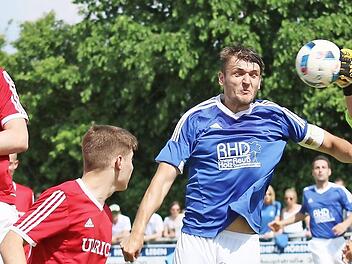 Der Dürrfelder Kapitän Philipp Lenz scheitert per Kopfball Foto: Naumann