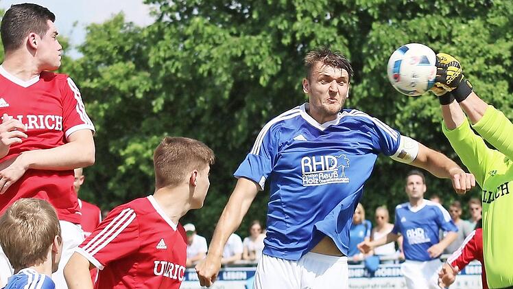 Der Dürrfelder Kapitän Philipp Lenz scheitert per Kopfball Foto: Naumann