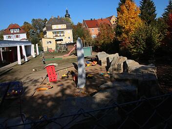 In dem gelben Haus, Karolinger Straße 13, könnten 30 neue Kindergarten- und Krippenplätze entstehen, die dann Teil des Kindergartens Sattlertor (Vordergrund) wären. Doch die Verkehrsanbindung und die Klagen der Anwohner erschweren die Realisierung des Projektes. Foto: Josef Hofbauer