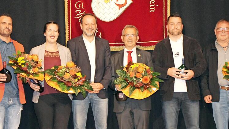 Der alte und neue Vorstand (von links): Bernd Kann (Zweiter Vorsitzender bis 26. November 2018), Tanja Fuchs (alte und neue Schriftführerin), Michael Ziegmann (neuer Erster Vorsitzender), Rainer Kretschmer (Erster Vorsitzender bis 26. Oktober 2018), Martin Fuhrmann (neuer Zweiter Vorsitzender) und Werner Schmutzer (alter und neuer Schatzmeister) Foto: p