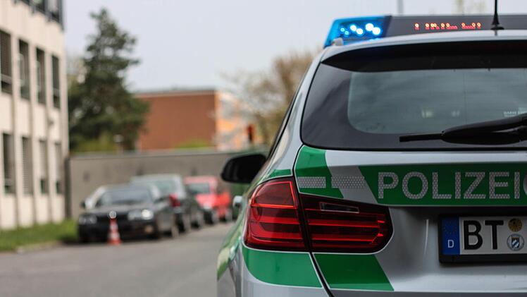 In Coburg (Oberfranken) wurde am Freitagabend ein junger Mann leicht verletzt. Symbolbild: Christopher Schulz