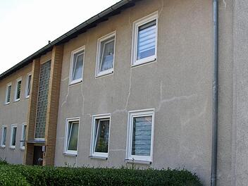 Straßenseitig ist Sanierungsbedarf für das 1968 errichtete Vierfamilienhaus der Baugenossenschaft in der Pommernstraße 8 zu erkennen. Foto: Klaus Oelzner