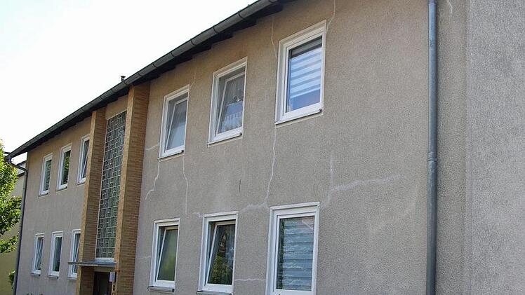 Straßenseitig ist Sanierungsbedarf für das 1968 errichtete Vierfamilienhaus der Baugenossenschaft in der Pommernstraße 8 zu erkennen. Foto: Klaus Oelzner