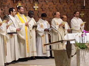 Pfarrer und Pastoralreferenten aus elf Pfarreien feierten den Auftaktgottesdienst in St. Bartholom&auml;us in Oberhaid. Alle Fotos: Joseph Beck