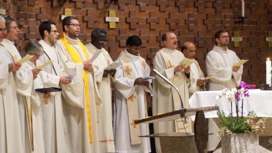 Pfarrer und Pastoralreferenten aus elf Pfarreien feierten den Auftaktgottesdienst in St. Bartholom&auml;us in Oberhaid. Alle Fotos: Joseph Beck