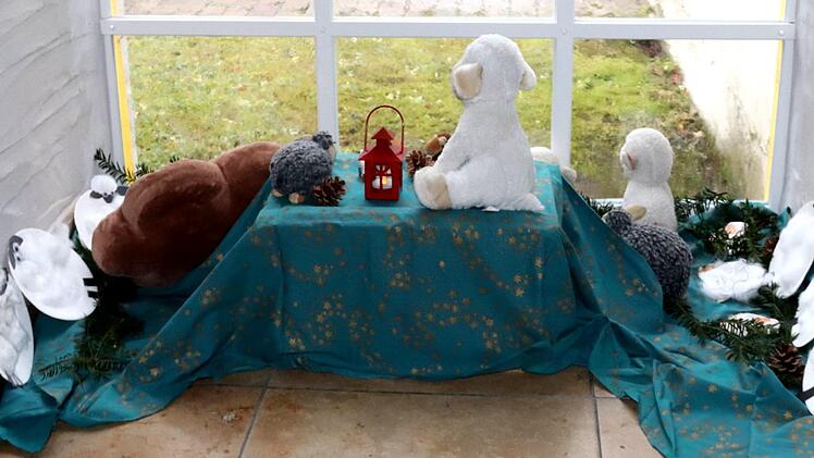 Kinder haben ein Schaffenster gestaltet. Foto: Johanna Blum
