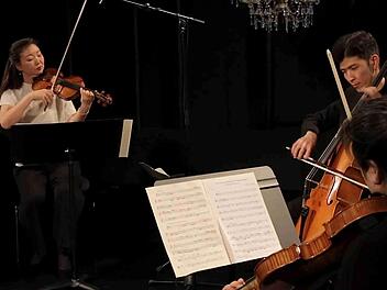 Megumi Ikeda, Zhuo Lu und Woongwhee Moon (von links) interpretieren Bachs "Goldberg-Variationen" bei "Klassik am Sonntag".