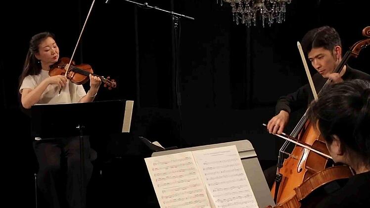 Megumi Ikeda, Zhuo Lu und Woongwhee Moon (von links) interpretieren Bachs "Goldberg-Variationen" bei "Klassik am Sonntag".