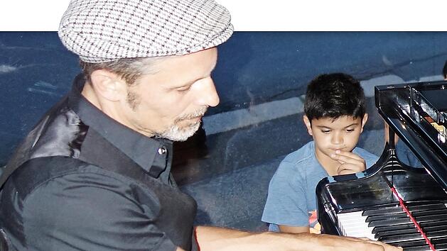 Kai D., Nordhalbens „Piano Man“ und Mit-Organisator des 2. Kunstsommers (hier ein Bild aus dem Jahr 2019) begeisterte mit einem zweistündigen Solo-Abend.