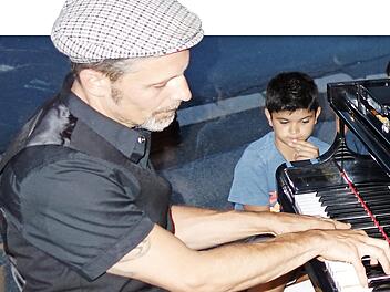 Kai D., Nordhalbens „Piano Man“ und Mit-Organisator des 2. Kunstsommers (hier ein Bild aus dem Jahr 2019) begeisterte mit einem zweistündigen Solo-Abend.