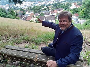 Einer von Claus Ehrhardts Lieblingsplätzen: eine Bank am Pörbitscher Hang.