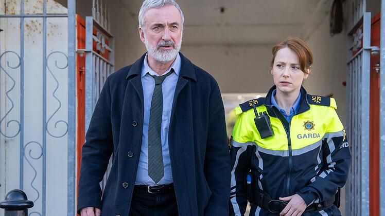 Superintendent Sean Kelly (Declan Conlon) und seine Nichte und Kollegin Sarah (R&oacute;is&iacute;n O'Donovan) f&uuml;hren die polizeilichen Ermittlungen im Mordfall Orla.