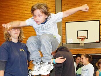 Der sechsjährige Joel beendete seine Trampolinübung mit einem hohen Sprung. Fotos: Alfred Thieret
