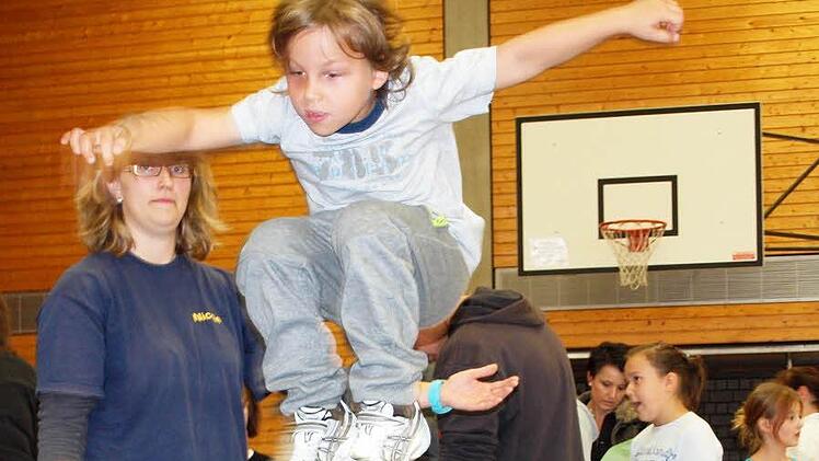 Der sechsjährige Joel beendete seine Trampolinübung mit einem hohen Sprung. Fotos: Alfred Thieret