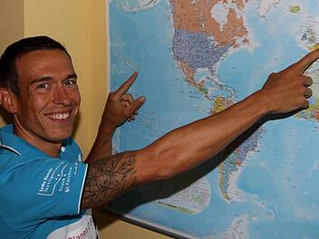 Das große Ziel auch bildlich vor Augen: Am Sonntag will der optimistisch gestimmte Andreas Derbfuß die über 15 000 Kilometer von Frankfurt auf die Pazifik-Insel "überbrücken" und sich für den Ironman Hawaii 2013 qualifizieren. Foto: Bertram Wagner