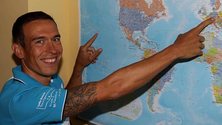 Das große Ziel auch bildlich vor Augen: Am Sonntag will der optimistisch gestimmte Andreas Derbfuß die über 15 000 Kilometer von Frankfurt auf die Pazifik-Insel "überbrücken" und sich für den Ironman Hawaii 2013 qualifizieren. Foto: Bertram Wagner