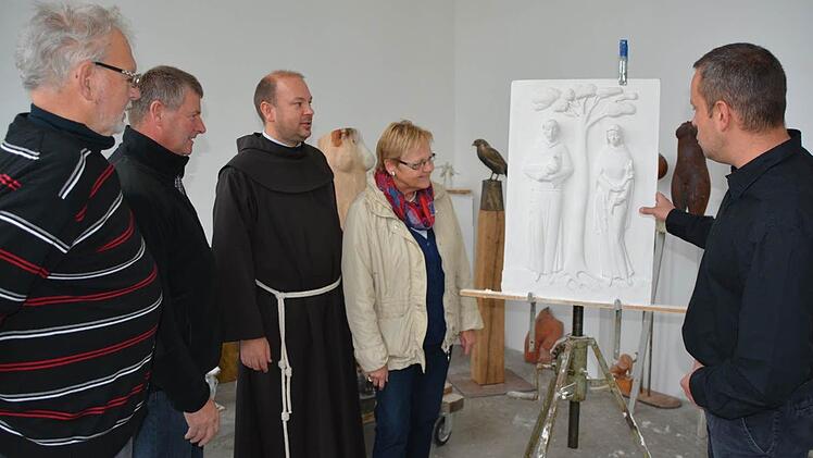 Norbert Handel (von links), Vorsitzender des "Freundeskreis des Franziskusweg", sein Stellvertreter Cornelius Fries, Pater Stanislaus und Monika Werner ließen sich vom Rhöner Künstler Klaus Metz seine Vorstellungen zum Relief erläutern.