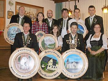 Die neuen Schützenkönige und Scheibengewinner (von links): Pistolenkönig Jürgen Amon, Schützenkönigin Kristina Baptistella, Schützenkönig Reinhold Baptistella, Vorsitzende Sigrid Amon, (dahinter rechts) Schützenmeister Matthias Roppelt und (Dritter von rechts) Zweiter Schützenmeister Dieter Kohl. Auf dem Bild fehlt der Jugendkönig Timo Rundel.  Foto: Heidi Amon