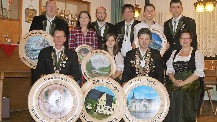 Die neuen Schützenkönige und Scheibengewinner (von links): Pistolenkönig Jürgen Amon, Schützenkönigin Kristina Baptistella, Schützenkönig Reinhold Baptistella, Vorsitzende Sigrid Amon, (dahinter rechts) Schützenmeister Matthias Roppelt und (Dritter von rechts) Zweiter Schützenmeister Dieter Kohl. Auf dem Bild fehlt der Jugendkönig Timo Rundel.  Foto: Heidi Amon