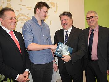 Der Kulmbacher Hannes Suske erzielte im Abschlusszeugnis der Berufsschule die Traumnote 1,0. Darüber freuten sich (von links) OB Henry Schramm, Landrat Klaus Peter Söllner, der den Staatspreis der Regierung überreichte, und Schulleiter Joachim Meier. Foto: Stephan Stöckel