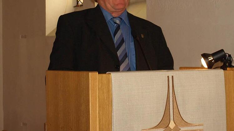 Kirchenpfleger Hermann Küpferling nahm die Zuhörer auf eine Zeitreise in die Anfänge des Gotteshauses mit. Foto: Susanne Deuerling