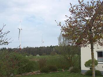 Nordwestlich der Schwarzen Pfütze betreibt die Energieallianz Bayern auf Gemeindegrund drei Windräder.  Foto: Stefan Geiger