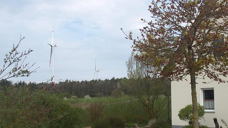 Nordwestlich der Schwarzen Pfütze betreibt die Energieallianz Bayern auf Gemeindegrund drei Windräder.  Foto: Stefan Geiger
