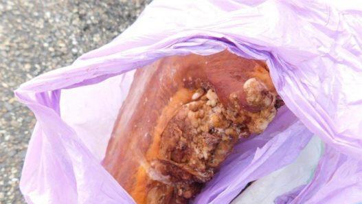 Die Polizei machte am Wochenende einen ekligen Fund in Rheinland-Pfalz: Auf einem Autobahnrastplatz hielten die Beamten einen Transporter an und fanden rund 100 Kilogramm ungek&uuml;hltes Fleisch. Foto: Polizei Koblenz