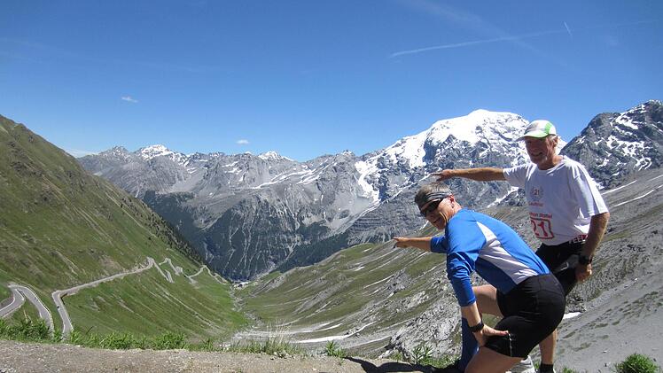Aus dem Tal auf den Gipfel: Querläufer Jochen Brosig (li.) und Michael Hench haben bei einem Bergmarathon das Stilfserjoch erklommen. privat