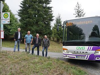 An der Einmündung zum Rothsee wird der Hochrhönbus künftig halten. Eine neue Bushaltestelle wurde eingerichtet. Das Bild zeigt (von links)  den Nahverkehrsbeauftragten Ronald Ziegler, Stadtrat Manfred Markert, Bürgermeister Georg Seiffert und Busunternehmer Heiner Geis. Foto: Marion Eckert