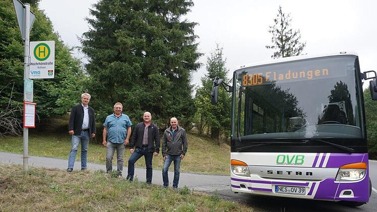 An der Einmündung zum Rothsee wird der Hochrhönbus künftig halten. Eine neue Bushaltestelle wurde eingerichtet. Das Bild zeigt (von links)  den Nahverkehrsbeauftragten Ronald Ziegler, Stadtrat Manfred Markert, Bürgermeister Georg Seiffert und Busunternehmer Heiner Geis. Foto: Marion Eckert