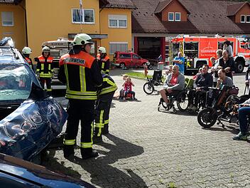 Für Rollstuhlfahrer und andere Behinderte aus dem Raum Bad Brückenau hatte die Feuerwehr eine Informationsveranstaltung organisiert. Bei den Vorführungen wurde auch mehrfach der Ernstfall simuliert. Foto: Rolf Pralle