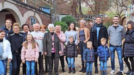 Der Jubilar (Sechtser von links) und Zweite B&uuml;rgermeisterin Monika Barnickel (Vierte von links) im Kreise der Familie Foto: Hubert Martin