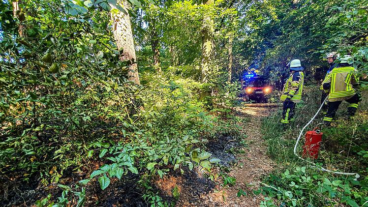 Die Feuerwehr  löschte die Glutnester endgültig. Foto: Feuerwehr Forchheim