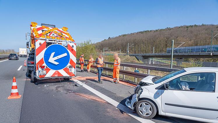 Fahrerin prallt auf A73 im Kreis Bamberg gegen Baustellen-Anhänger