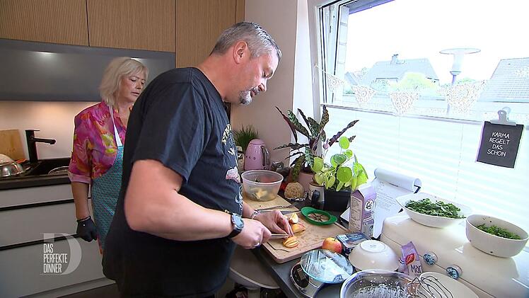 Mama Monika hilft ihrem Sohn Sascha beim Schnibbeln der vielen Zutaten.