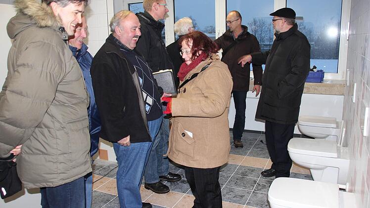 Da fehlen doch die Trennwände (die eben installiert wurden): die neue Damen-Toilette.