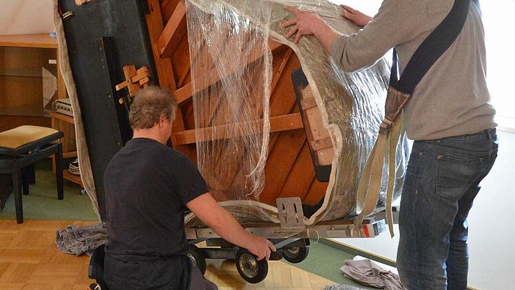 Mit einem Trageband wurde das Instrument in Seitenlage auf einen Mini-Wagen gesetzt.