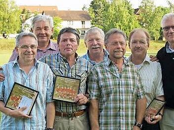 Sie kickten vor 50 Jahren in der Jugendmannschaft des FC Großwenkheim (von links): Ludwig Schmöger, Wolfgang Freibott, Erich Schneider, Manfred Wehner, Alfons Freibott, Anton Then, Ernst Roth.Fotos: Anton Then