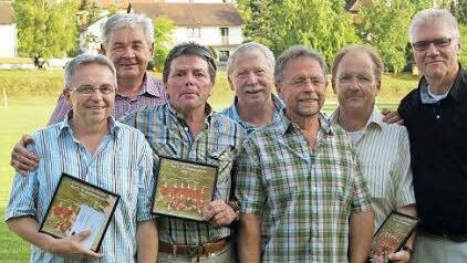 Sie kickten vor 50 Jahren in der Jugendmannschaft des FC Großwenkheim (von links): Ludwig Schmöger, Wolfgang Freibott, Erich Schneider, Manfred Wehner, Alfons Freibott, Anton Then, Ernst Roth.Fotos: Anton Then